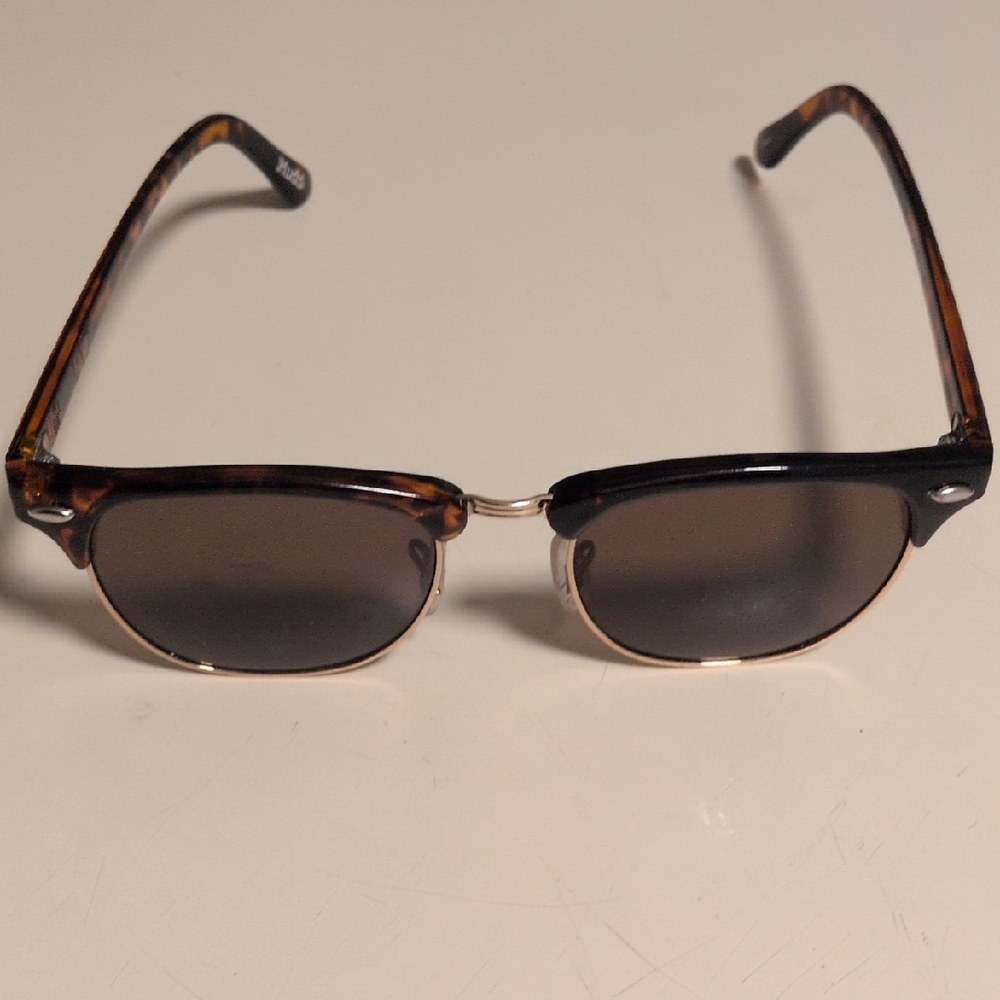 Mudd Tortoiseshell and Black Sunglasses‎